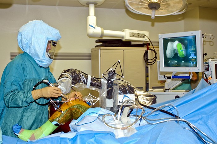 جراح يستخدم الروبوت فى جراحة المفصل الصناعي