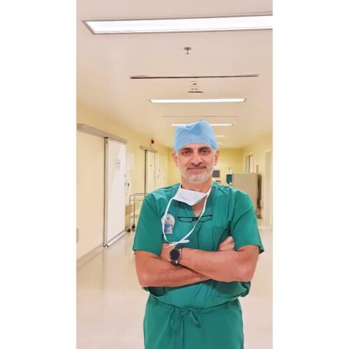 الدكتور هشام عبدالباقي عقب احدى جراحات الرباط الصليبي