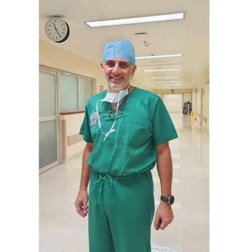 دكتور هشام عبد الباقي أفضل دكتور تغيير مفاصل في مصر بعد الانتهاء من إحدى الجراحات الناجحة