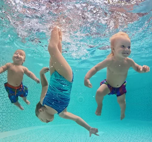 تمارين السباحة لتجنب تقوس الساقين عند الرضع
