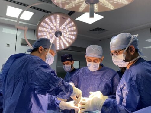 دكتور هشام عبد الباقي أفضل دكتور عظام فى مصر الجديدة - مدينة نصر أثناء إجراء إحدى الجراحات الناجحه 