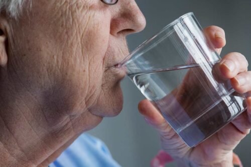 شرب كمية كافية من الماء لصحة مفاصل كبار السن