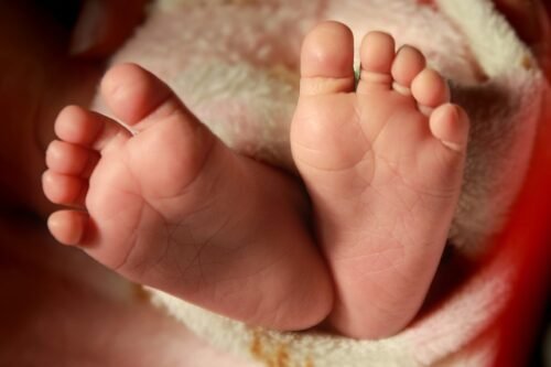 أصابع قدم سليمة لطفل حديث الولادة