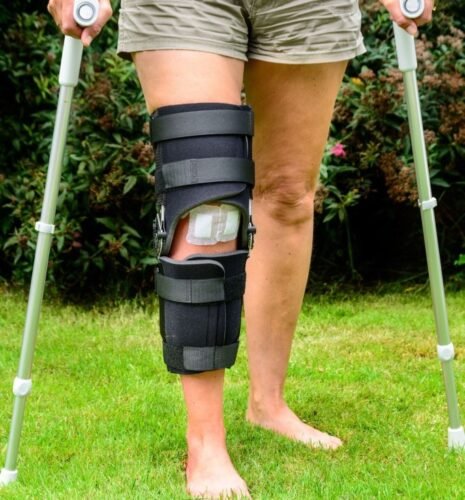 ارتداء دعامة الركبة المفصلية أحد نصائح ما بعد جراحة الرباط الصليبي