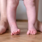متى يحتاج طفلك لعلاج تقوس الساقين؟
