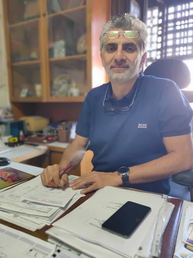دكتور هشام عبد الباقي أثناء متابعته لكل ما هو جديد في عالم جراحة العظام