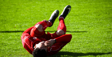 بعد إصابة نجم الأهلي بالرباط الصليبي هل يعود اللاعبون إلى الملاعب؟