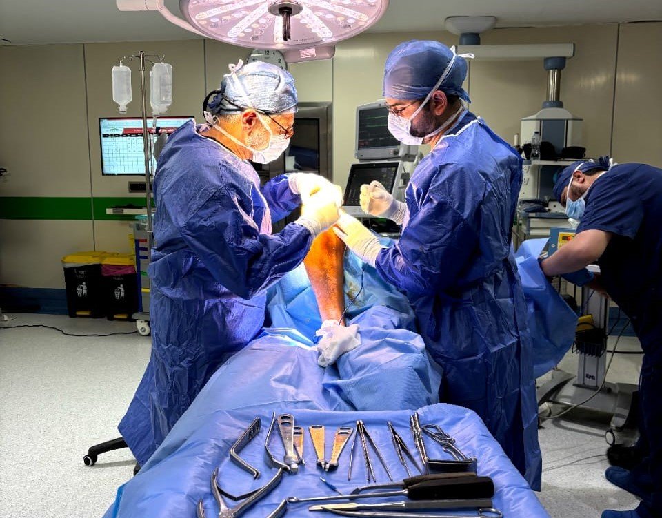 د. هشام عبد الباقي أثناء إحدى جراحات علاج مفصل الركبة